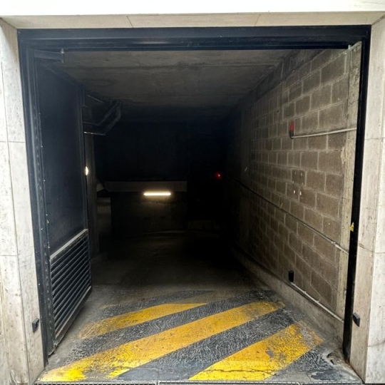  Annonces SURESNES : Garage / Parking | PARIS (75015) | 12 m2 | 120 &euro; 