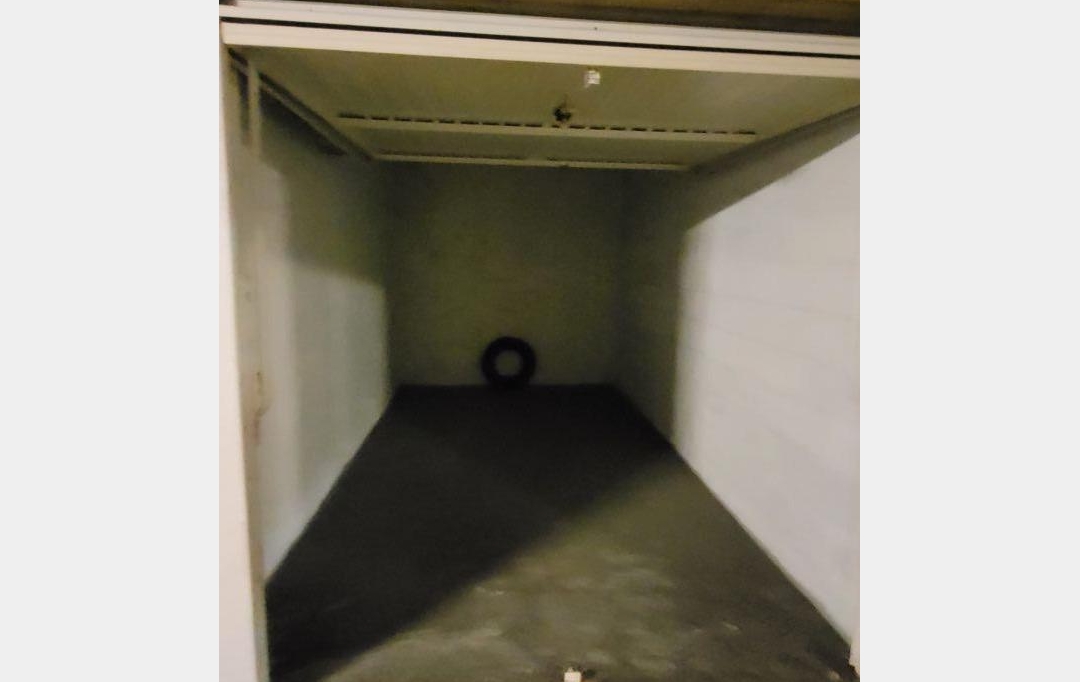 Annonces SURESNES : Garage / Parking | PARIS (75018) | 12 m2 | 117 &euro; 