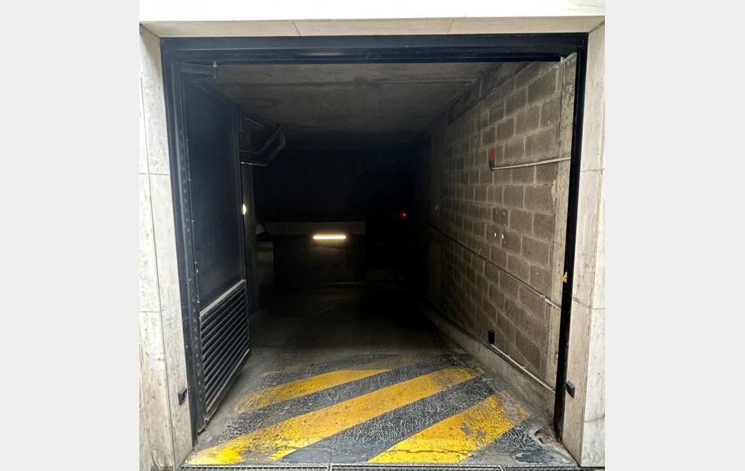 Annonces SURESNES : Garage / Parking | PARIS (75015) | 12 m2 | 120 &euro; 