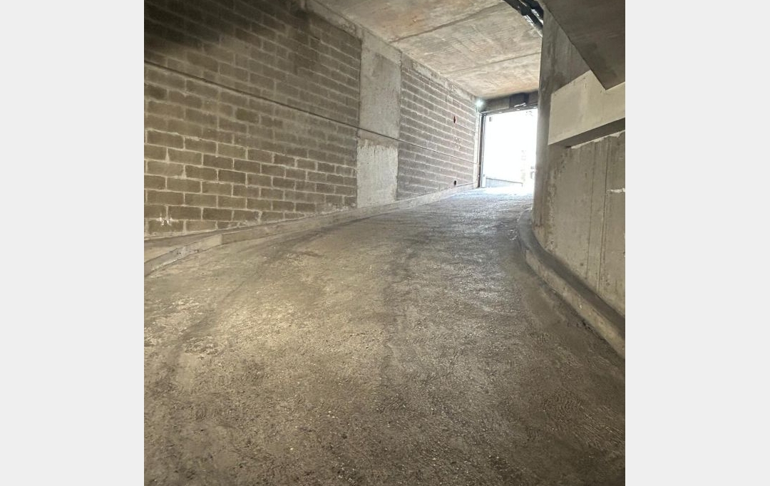 Annonces SURESNES : Garage / Parking | PARIS (75015) | 12 m2 | 120 &euro; 