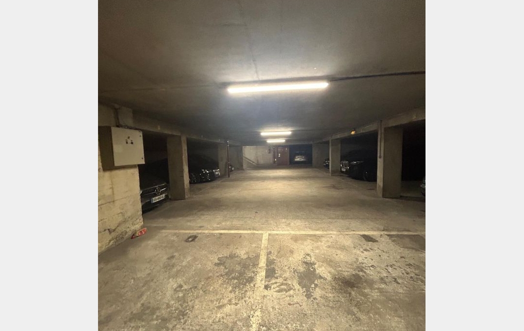 Annonces SURESNES : Garage / Parking | PARIS (75015) | 12 m2 | 120 &euro; 